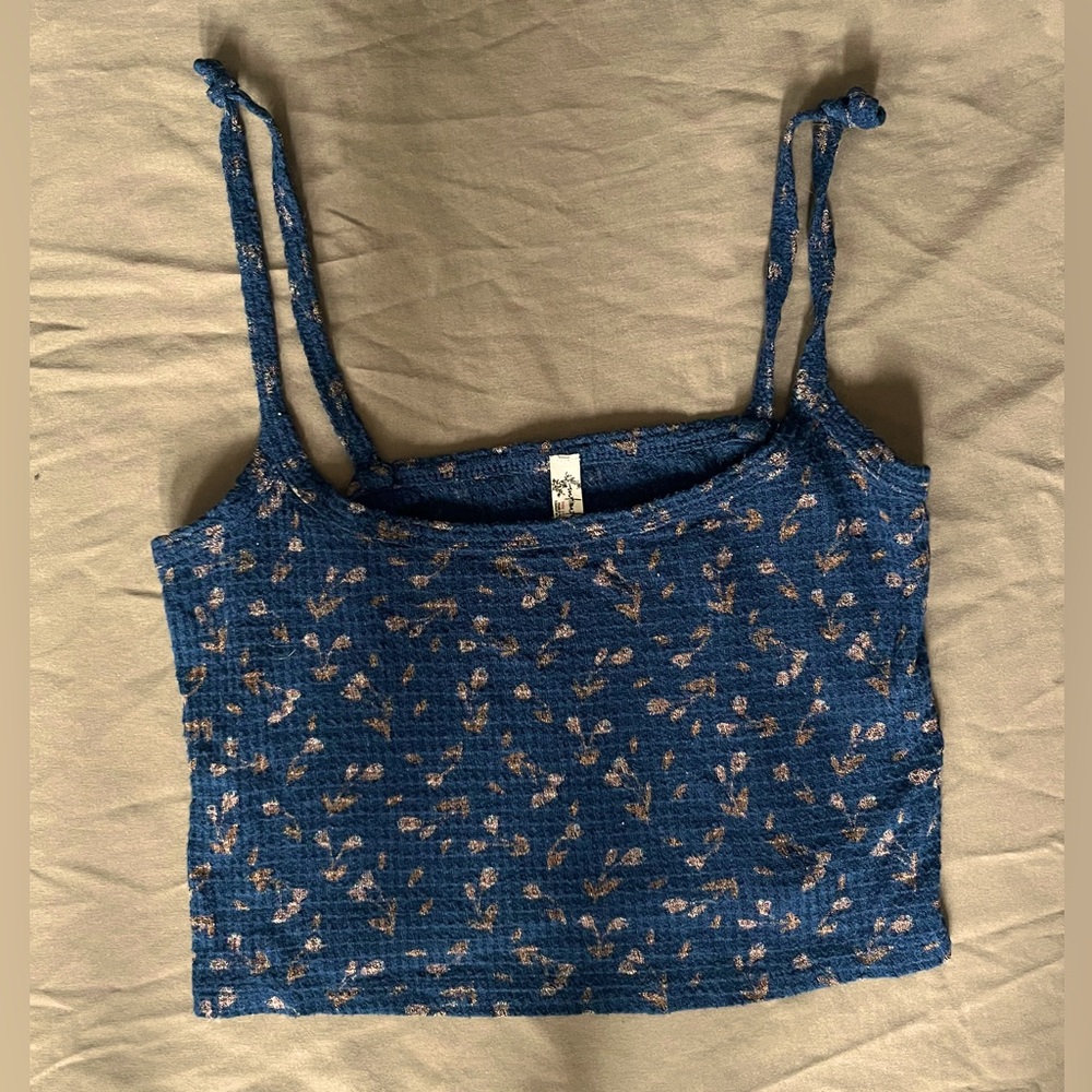 women’s blue floral crop top